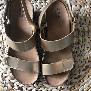 CLARKS - Cork wedge gold sandal - LIKE NEW